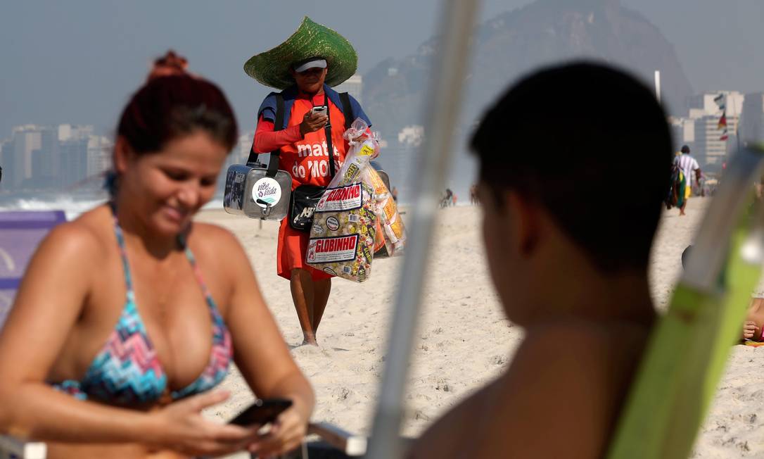 Aplicativo que permite que ambulantes levem produtos até banhistas faz  sucesso na praia - Jornal O Globo